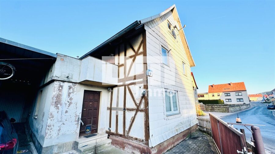 Bieterverfahren -Sanierungsbedürftiges Einfamilienhaus + große Scheune - Eingang Haupthaus